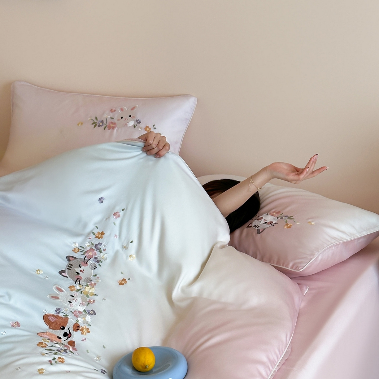 91家纺网 家纺一手货源 找家纺 爱缦 2026新款60s兰精天丝数码印花绣花四件套 萌物花园-粉