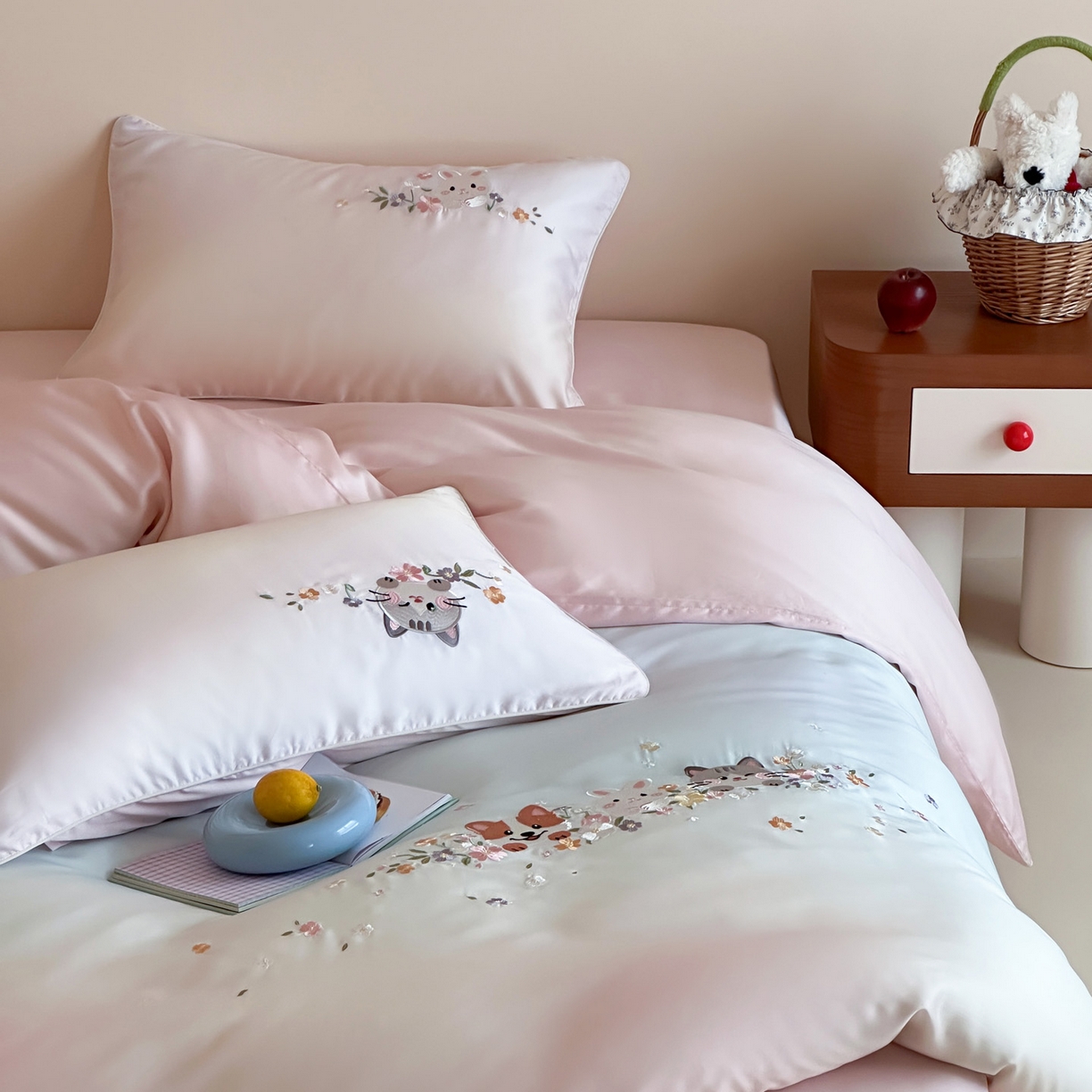 91家纺网 家纺一手货源 找家纺 爱缦 2026新款60s兰精天丝数码印花绣花四件套 萌物花园-粉