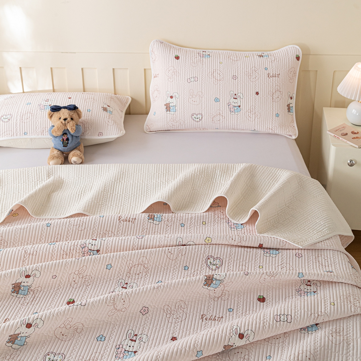 91家纺网 家纺一手货源 找家纺 源舜家纺 2026新款锦氨印花凉感床盖三件套 欢乐兔