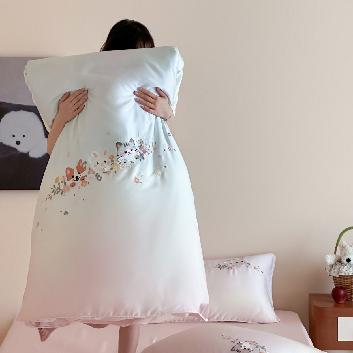 91家纺网 家纺一手货源 找家纺 爱缦 2026新款60s兰精天丝数码印花绣花四件套 萌物花园-粉