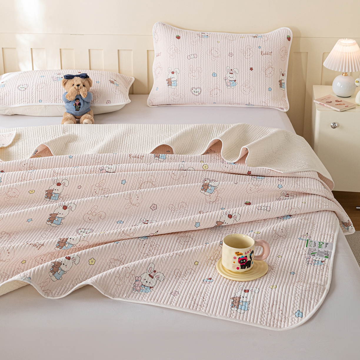 91家纺网 家纺一手货源 找家纺 源舜家纺 2026新款锦氨印花凉感床盖三件套 欢乐兔