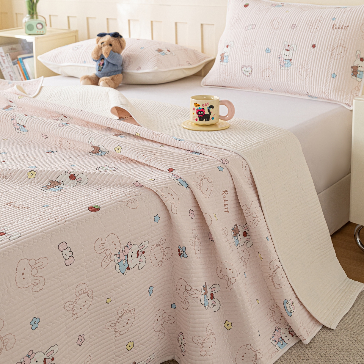 91家纺网 家纺一手货源 找家纺 源舜家纺 2026新款锦氨印花凉感床盖三件套 欢乐兔