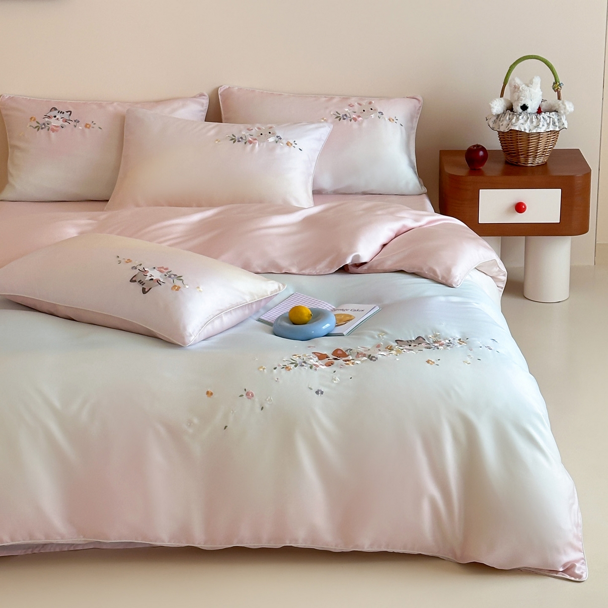 91家纺网 家纺一手货源 找家纺 爱缦 2026新款60s兰精天丝数码印花绣花四件套 萌物花园-粉