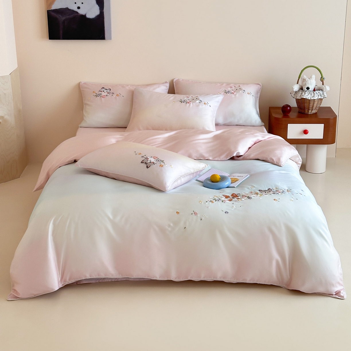 91家纺网 家纺一手货源 找家纺 爱缦 2026新款60s兰精天丝数码印花绣花四件套 萌物花园-粉