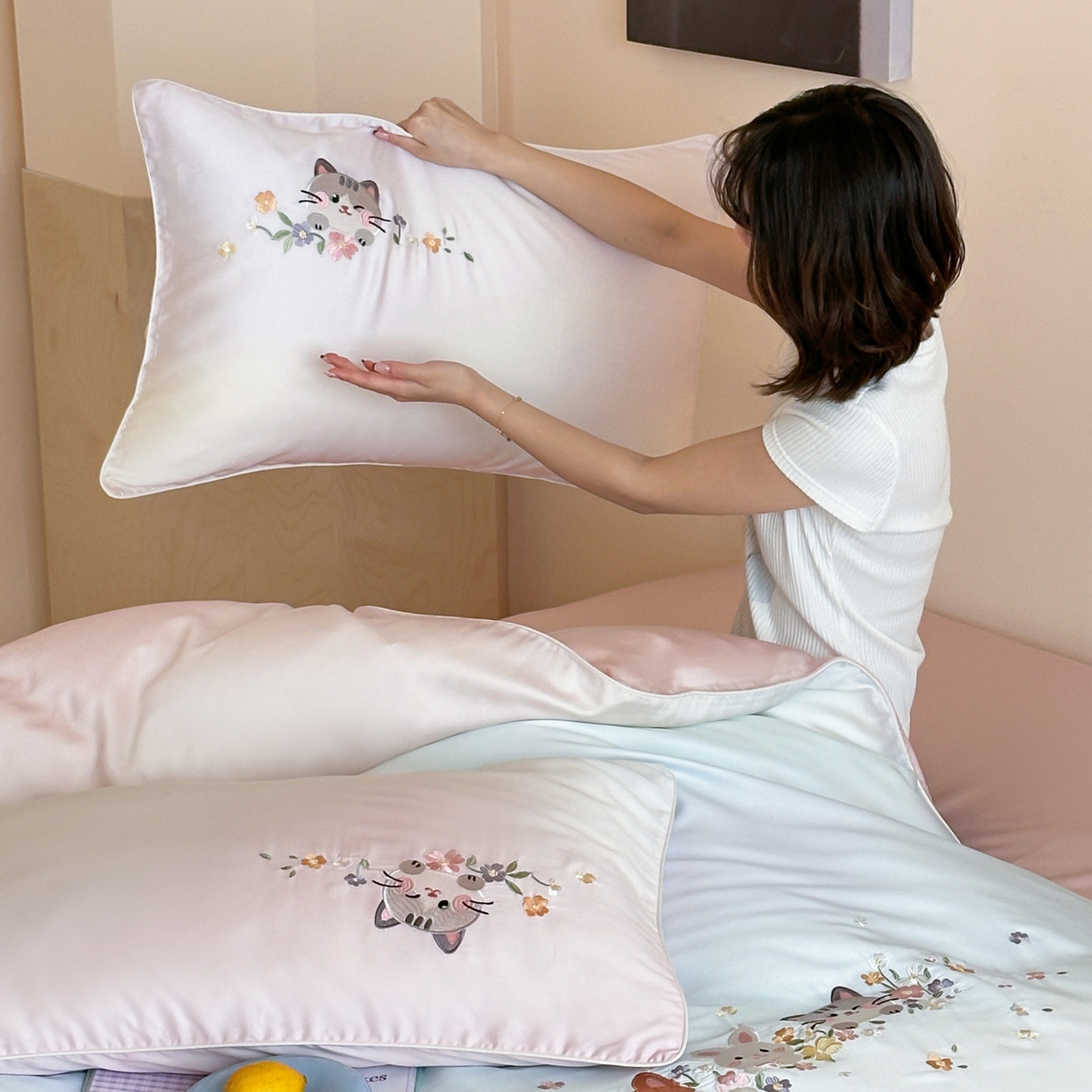 91家纺网 家纺一手货源 找家纺 爱缦 2026新款60s兰精天丝数码印花绣花四件套 萌物花园-粉