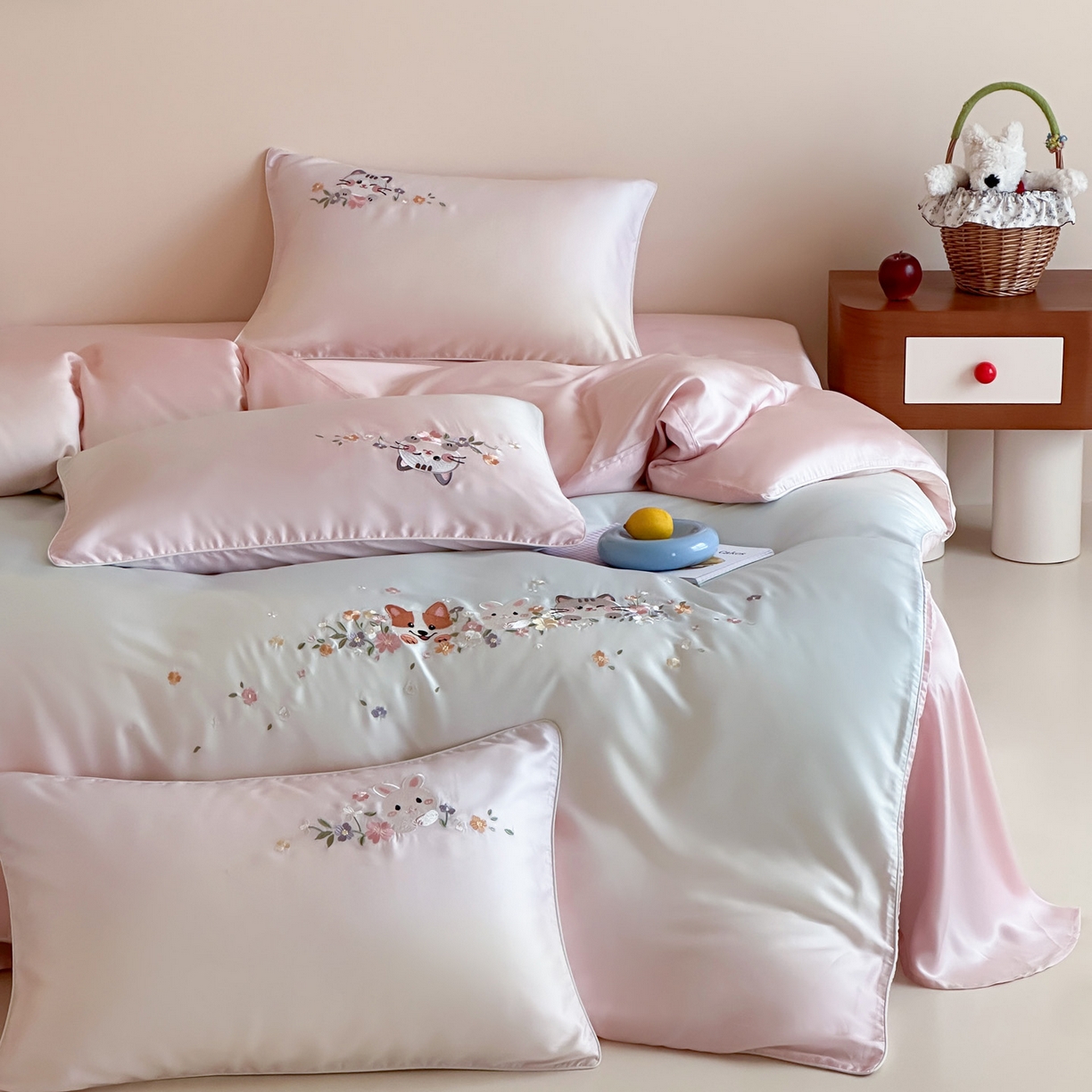 91家纺网 家纺一手货源 找家纺 爱缦 2026新款60s兰精天丝数码印花绣花四件套 萌物花园-粉