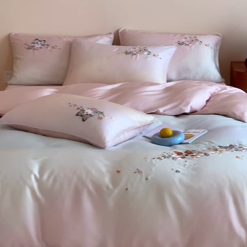 91家纺网 家纺一手货源 找家纺 爱缦 2026新款60s兰精天丝数码印花绣花四件套 萌物花园-粉