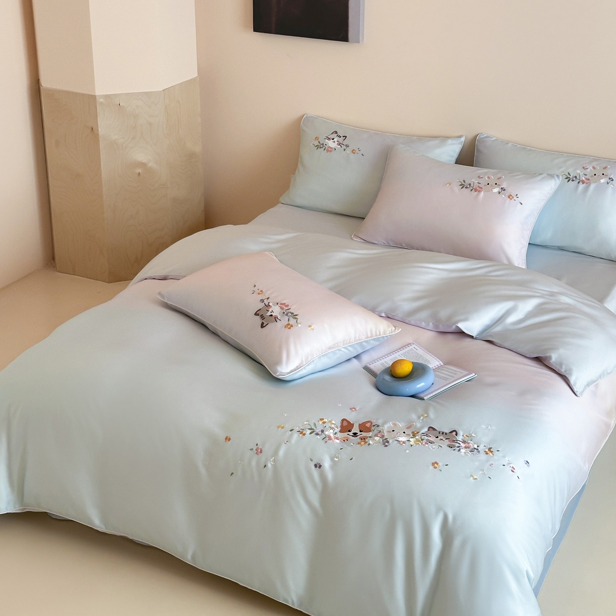 91家纺网 家纺一手货源 找家纺 爱缦 2026新款60s兰精天丝数码印花绣花四件套 萌物花园-蓝