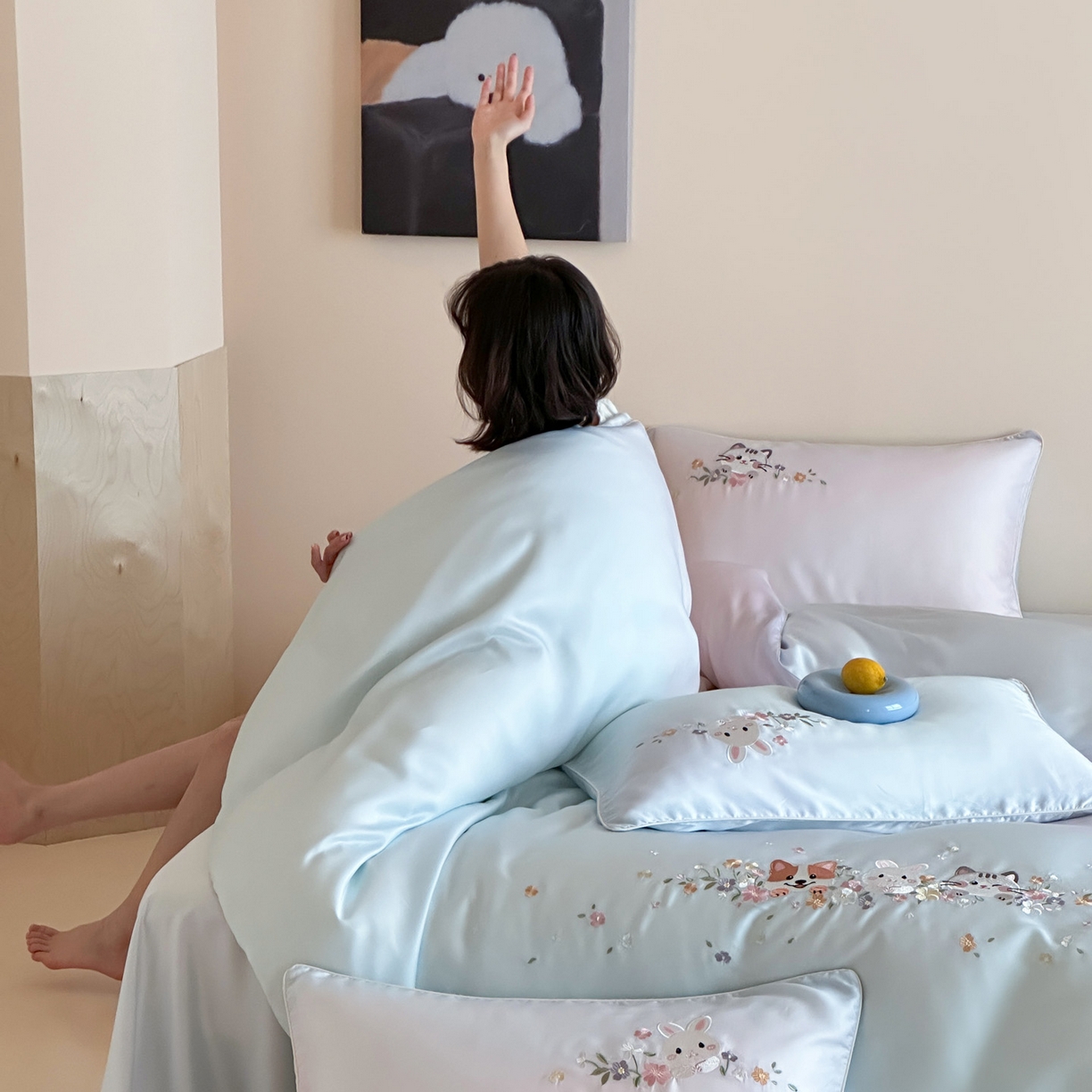 91家纺网 家纺一手货源 找家纺 爱缦 2026新款60s兰精天丝数码印花绣花四件套 萌物花园-蓝