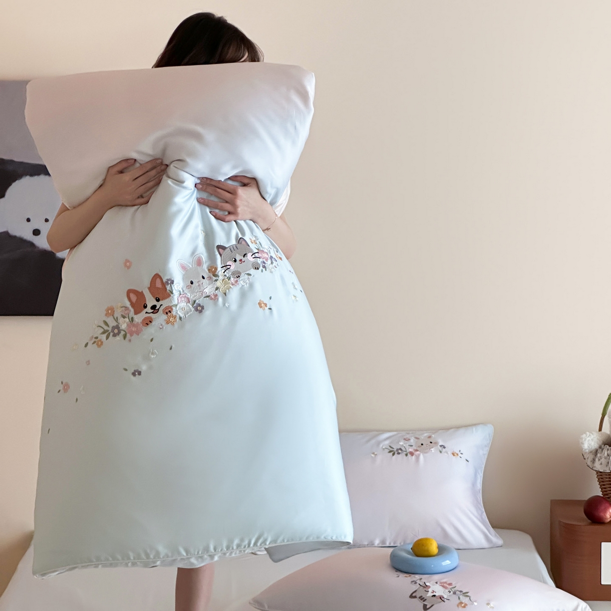 91家纺网 家纺一手货源 找家纺 爱缦 2026新款60s兰精天丝数码印花绣花四件套 萌物花园-蓝