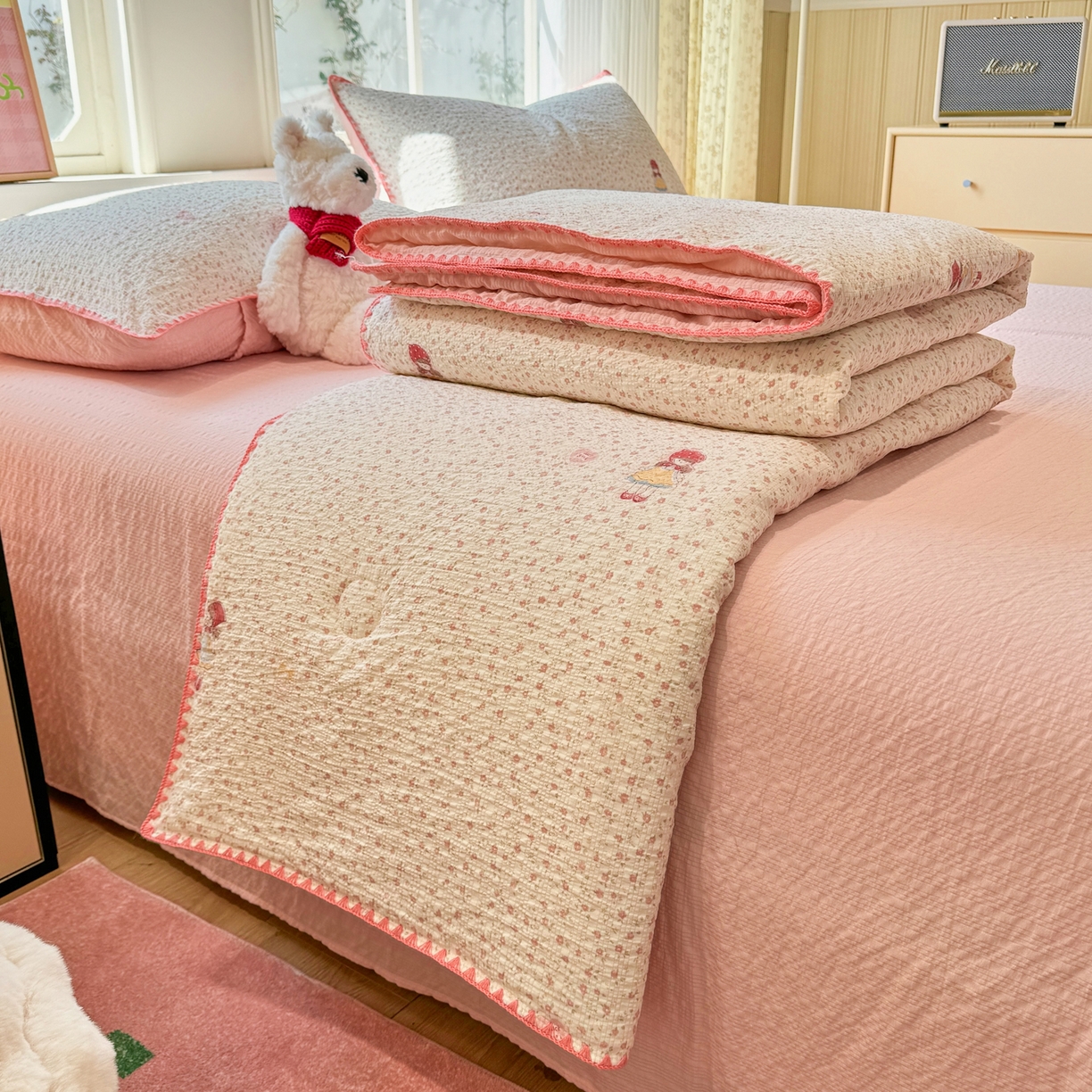 91家纺网 家纺一手货源 找家纺 慕澄家纺 2026新款泡芙棉贝壳边印花夏被四件套 夏被-少女花田