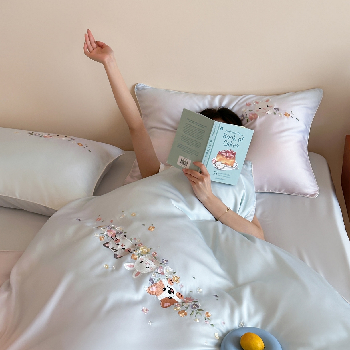 91家纺网 家纺一手货源 找家纺 爱缦 2026新款60s兰精天丝数码印花绣花四件套 萌物花园-蓝