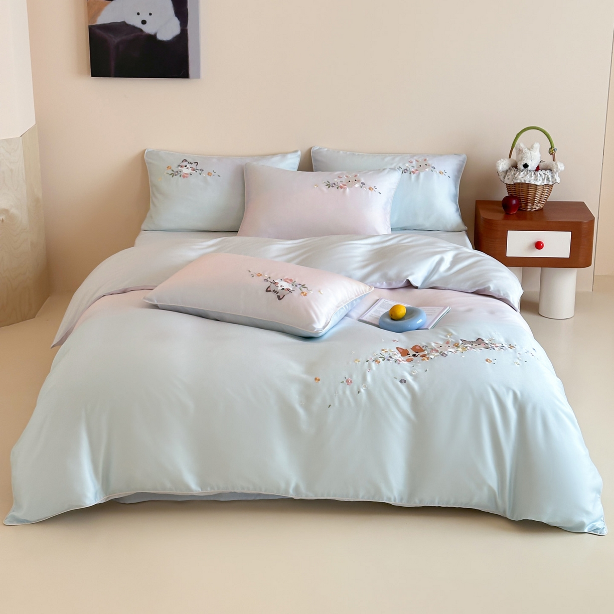 91家纺网 家纺一手货源 找家纺 爱缦 2026新款60s兰精天丝数码印花绣花四件套 萌物花园-蓝