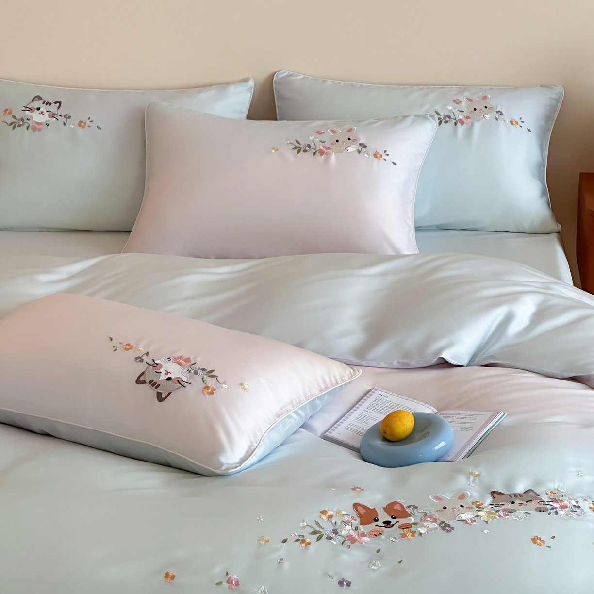 91家纺网 家纺一手货源 找家纺 爱缦 2026新款60s兰精天丝数码印花绣花四件套 萌物花园-蓝