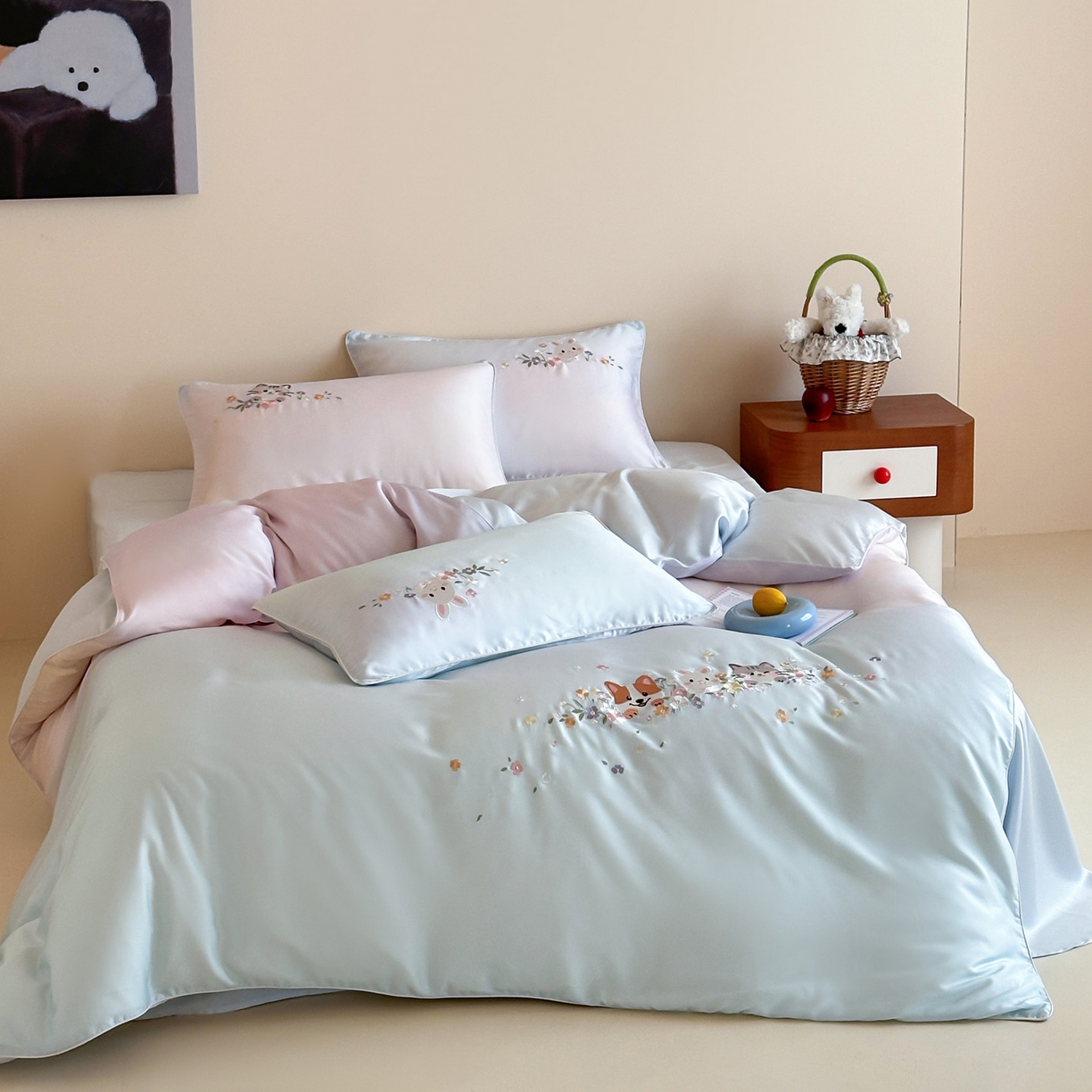 91家纺网 家纺一手货源 找家纺 爱缦 2026新款60s兰精天丝数码印花绣花四件套 萌物花园-蓝