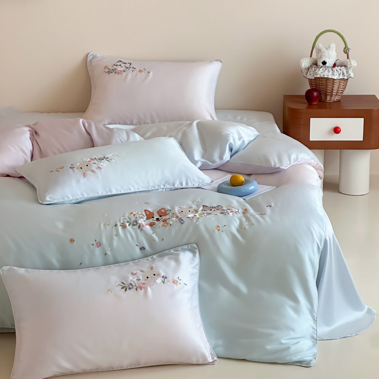 91家纺网 家纺一手货源 找家纺 爱缦 2026新款60s兰精天丝数码印花绣花四件套 萌物花园-蓝