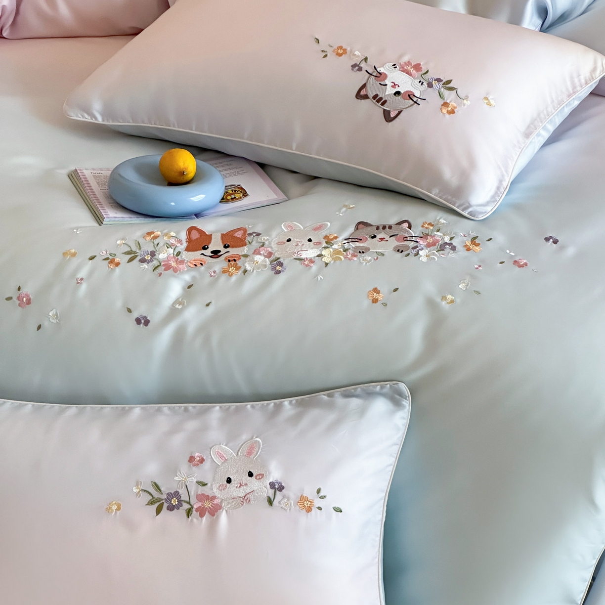 91家纺网 家纺一手货源 找家纺 爱缦 2026新款60s兰精天丝数码印花绣花四件套 萌物花园-蓝