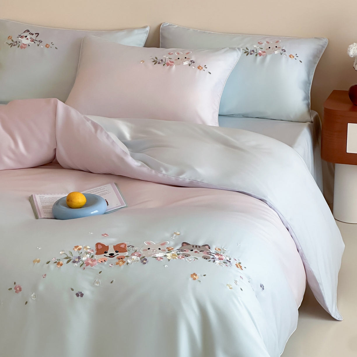 91家纺网 家纺一手货源 找家纺 爱缦 2026新款60s兰精天丝数码印花绣花四件套 萌物花园-蓝