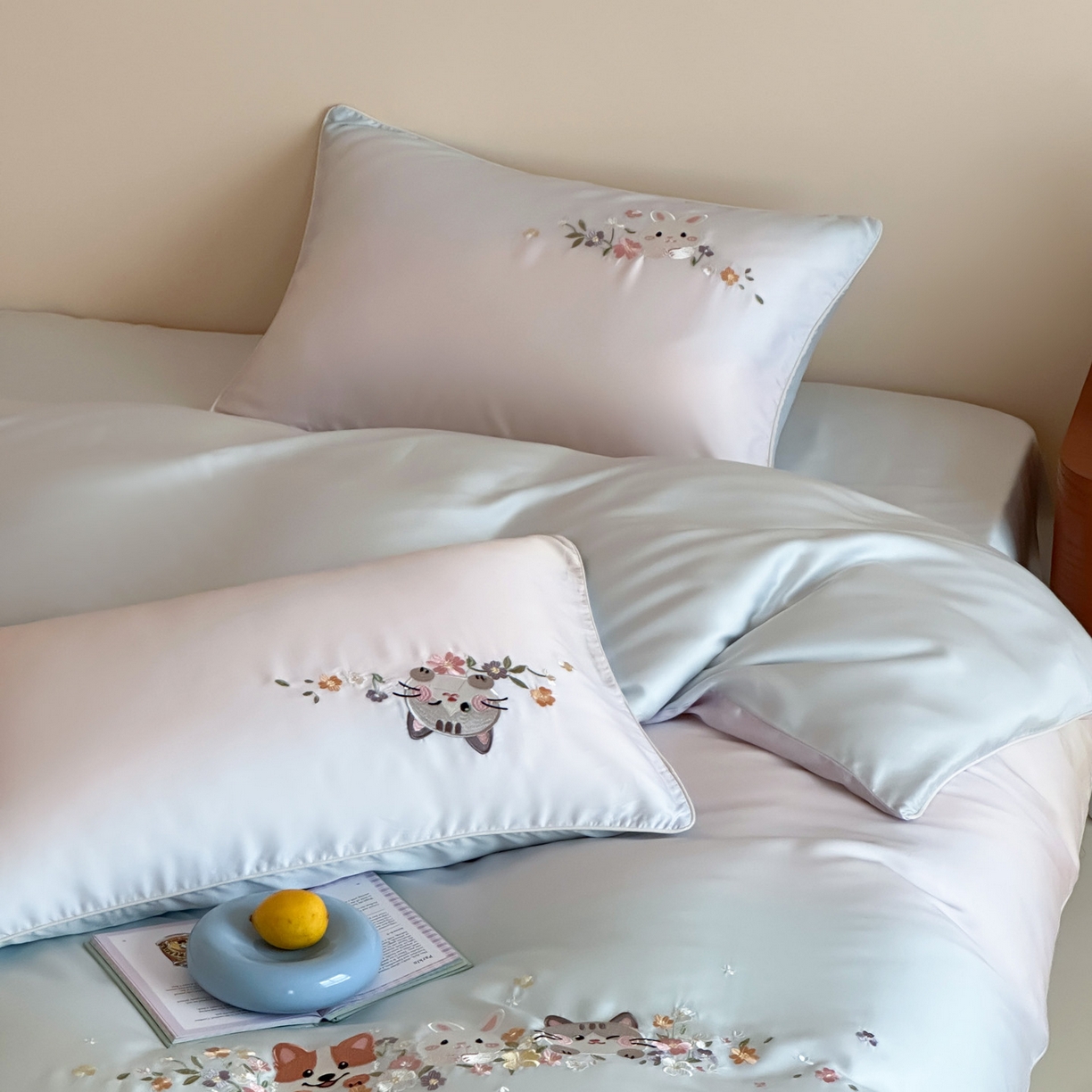 91家纺网 家纺一手货源 找家纺 爱缦 2026新款60s兰精天丝数码印花绣花四件套 萌物花园-蓝