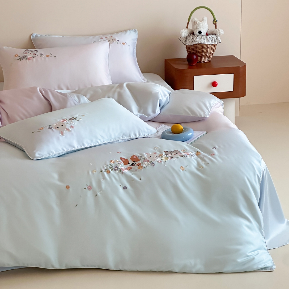 91家纺网 家纺一手货源 找家纺 爱缦 2026新款60s兰精天丝数码印花绣花四件套 萌物花园-蓝