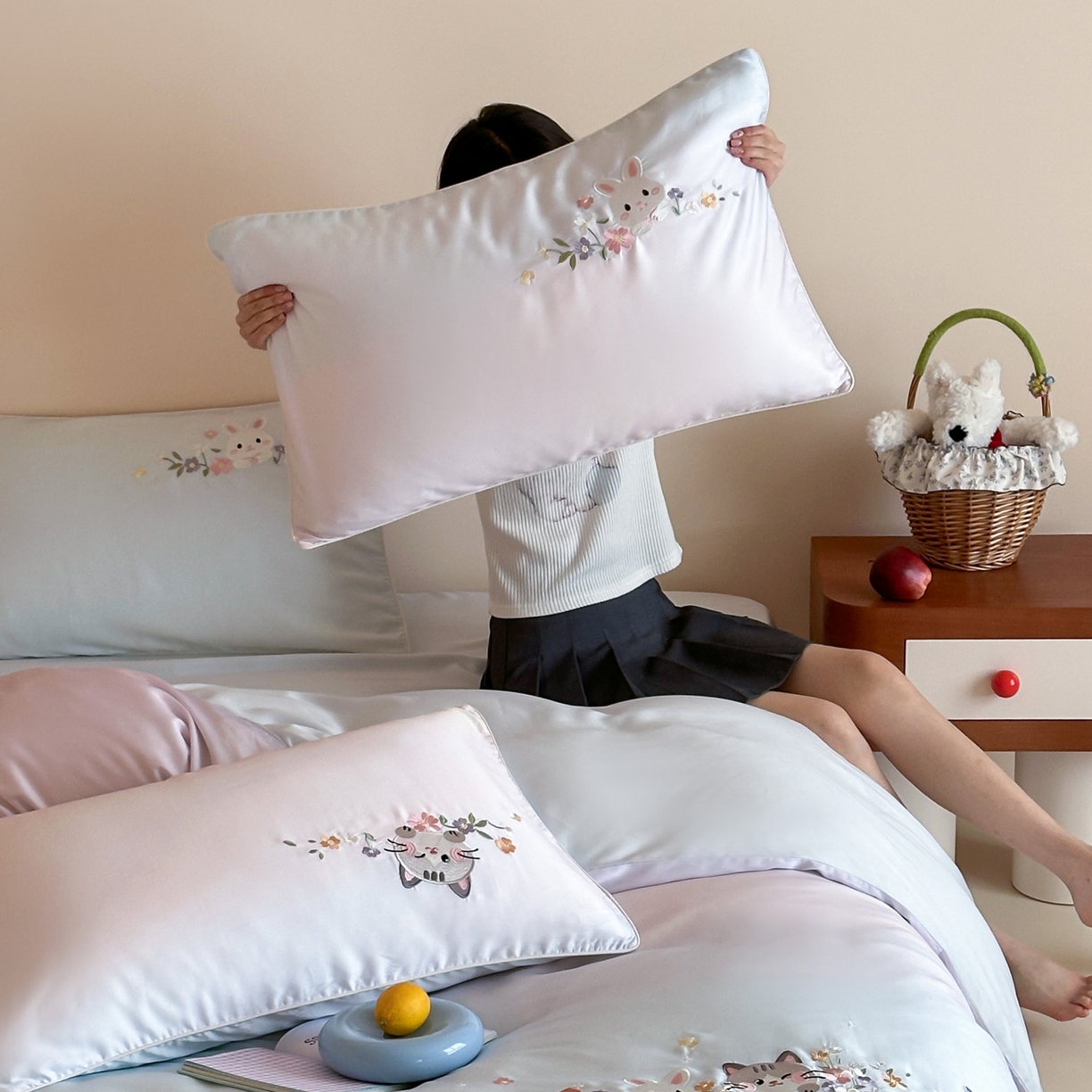 91家纺网 家纺一手货源 找家纺 爱缦 2026新款60s兰精天丝数码印花绣花四件套 萌物花园-蓝