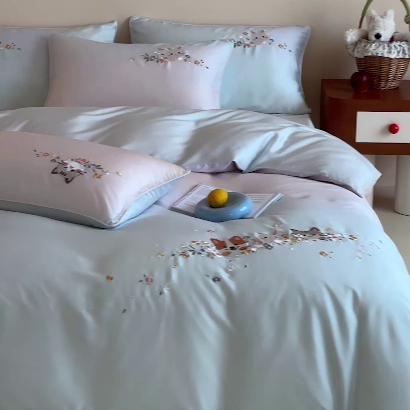 91家纺网 家纺一手货源 找家纺 爱缦 2026新款60s兰精天丝数码印花绣花四件套 萌物花园-蓝