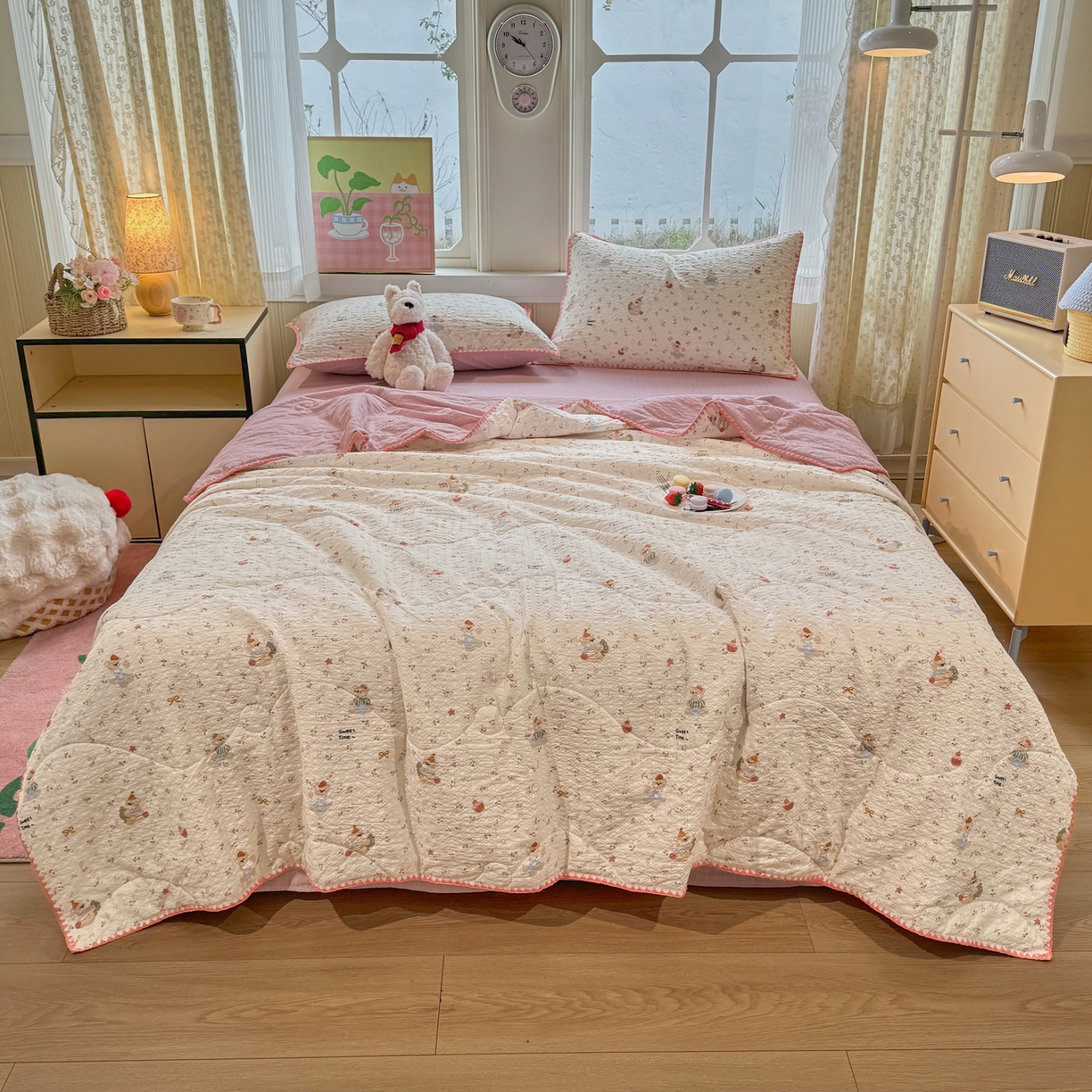 91家纺网 家纺一手货源 找家纺 慕澄家纺 2026新款泡芙棉贝壳边印花夏被四件套 夏被-甜莓小熊园