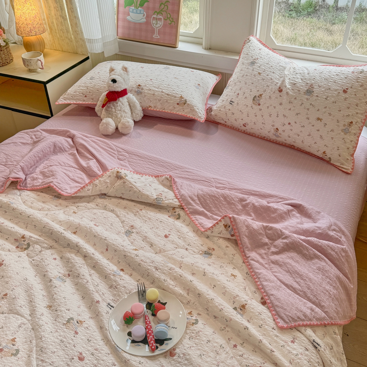 91家纺网 家纺一手货源 找家纺 慕澄家纺 2026新款泡芙棉贝壳边印花夏被四件套 夏被-甜莓小熊园