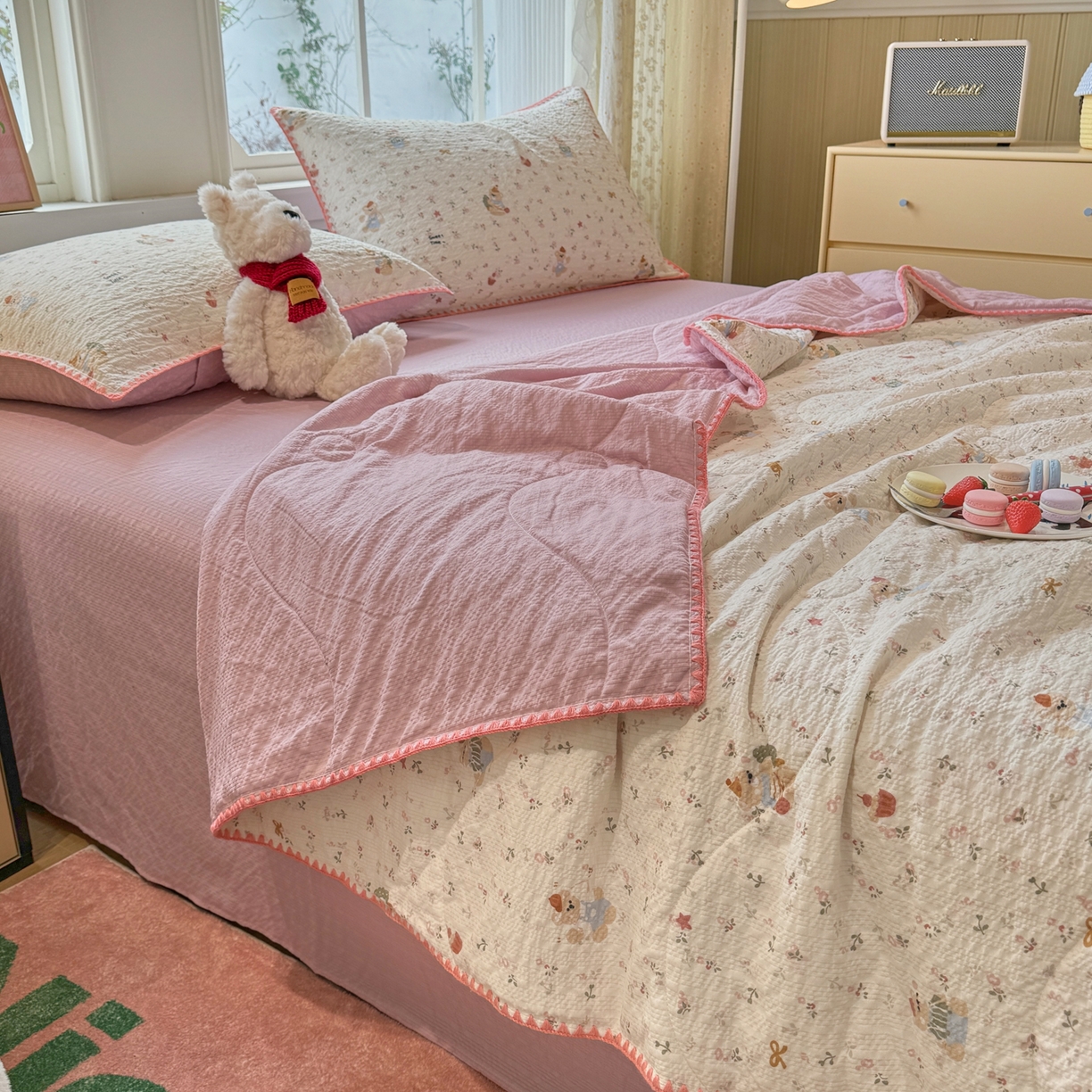 91家纺网 家纺一手货源 找家纺 慕澄家纺 2026新款泡芙棉贝壳边印花夏被四件套 夏被-甜莓小熊园