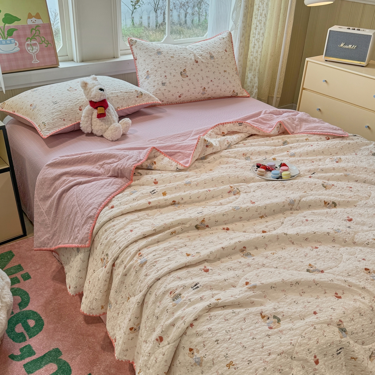 91家纺网 家纺一手货源 找家纺 慕澄家纺 2026新款泡芙棉贝壳边印花夏被四件套 夏被-甜莓小熊园