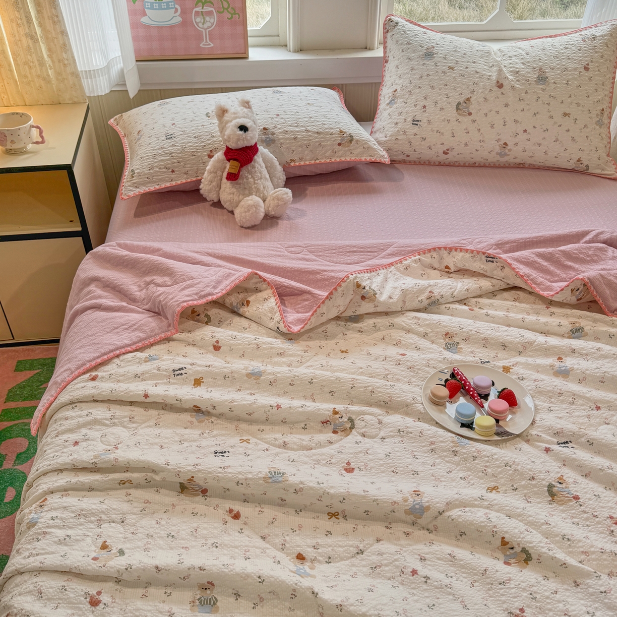 91家纺网 家纺一手货源 找家纺 慕澄家纺 2026新款泡芙棉贝壳边印花夏被四件套 夏被-甜莓小熊园