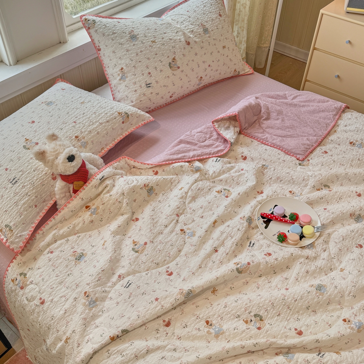 91家纺网 家纺一手货源 找家纺 慕澄家纺 2026新款泡芙棉贝壳边印花夏被四件套 夏被-甜莓小熊园
