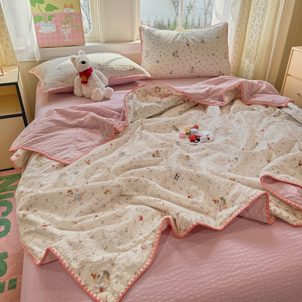 91家纺网 家纺一手货源 找家纺 慕澄家纺 2026新款泡芙棉贝壳边印花夏被四件套 夏被-甜莓小熊园