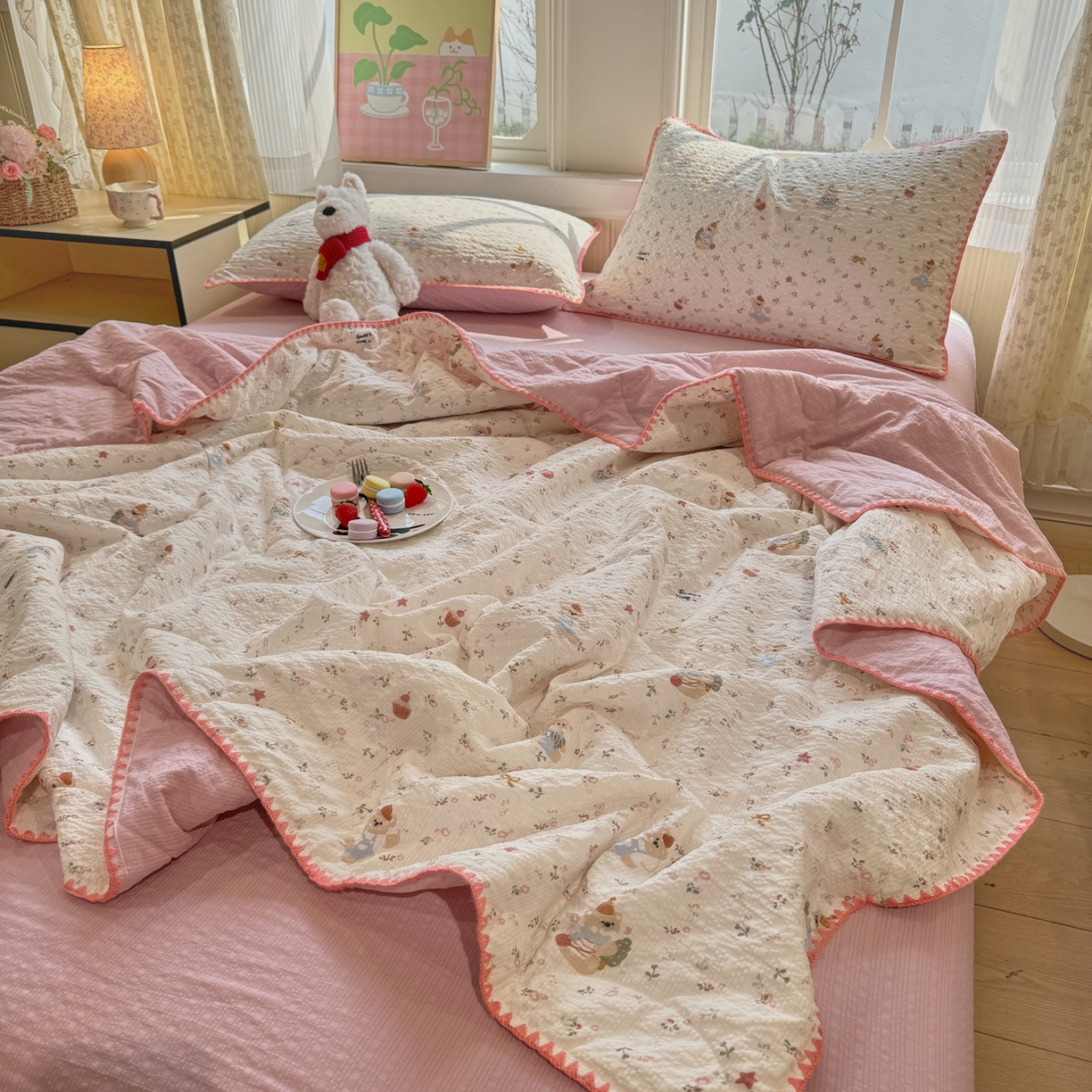 91家纺网 家纺一手货源 找家纺 慕澄家纺 2026新款泡芙棉贝壳边印花夏被四件套 夏被-甜莓小熊园