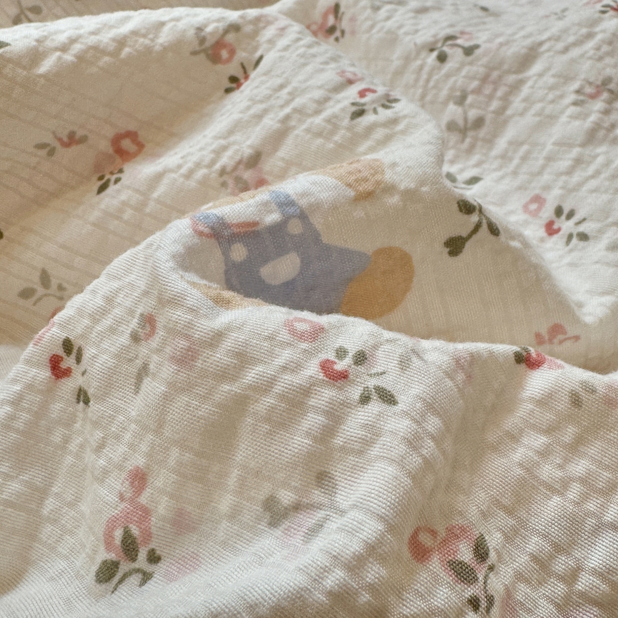 91家纺网 家纺一手货源 找家纺 慕澄家纺 2026新款泡芙棉贝壳边印花夏被四件套 夏被-甜莓小熊园