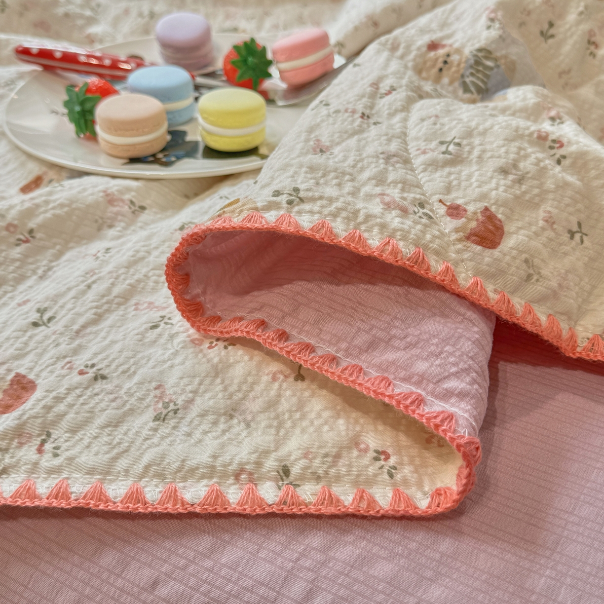 91家纺网 家纺一手货源 找家纺 慕澄家纺 2026新款泡芙棉贝壳边印花夏被四件套 夏被-甜莓小熊园