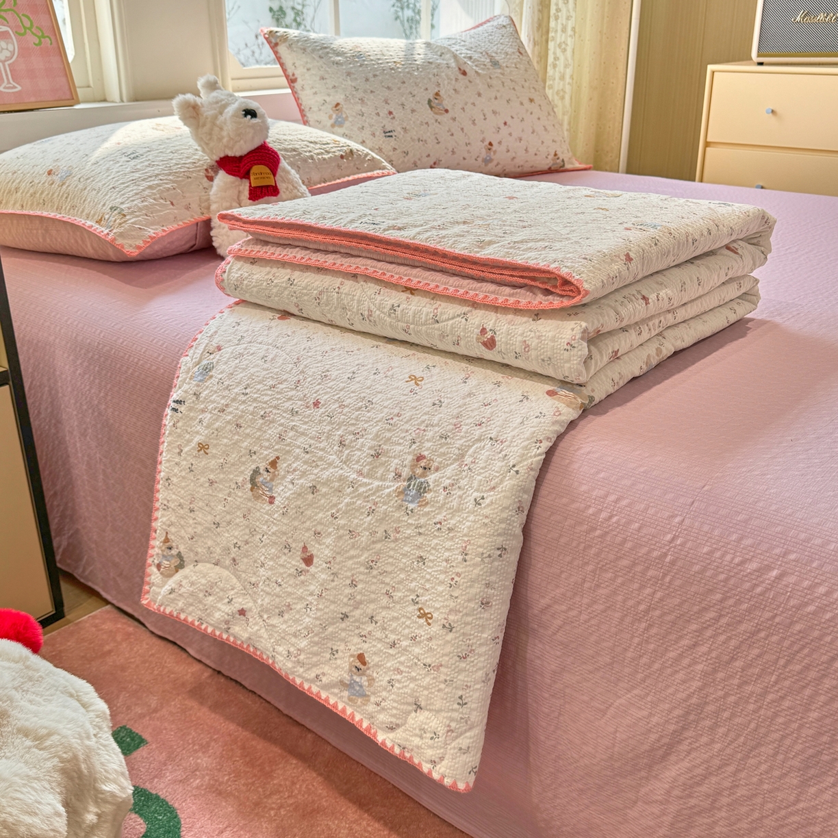91家纺网 家纺一手货源 找家纺 慕澄家纺 2026新款泡芙棉贝壳边印花夏被四件套 夏被-甜莓小熊园