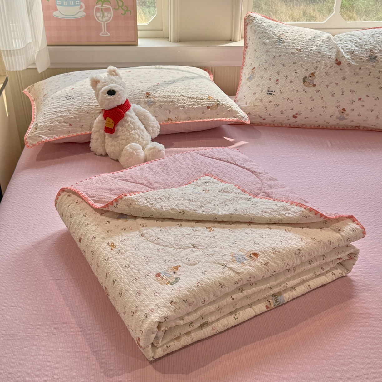 91家纺网 家纺一手货源 找家纺 慕澄家纺 2026新款泡芙棉贝壳边印花夏被四件套 夏被-甜莓小熊园