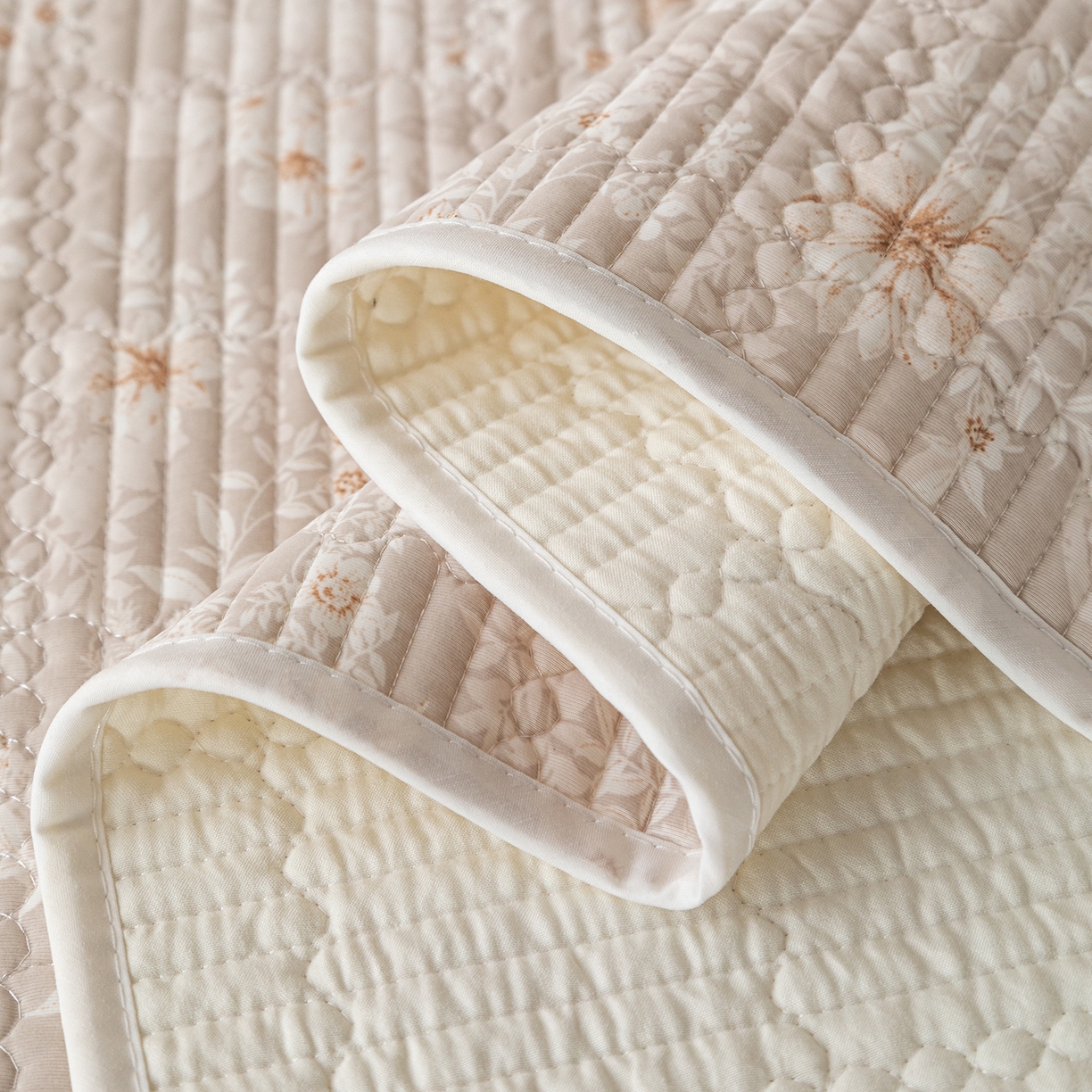 91家纺网 家纺一手货源 找家纺 源舜家纺 2026新款锦氨印花凉感床盖三件套 伊园