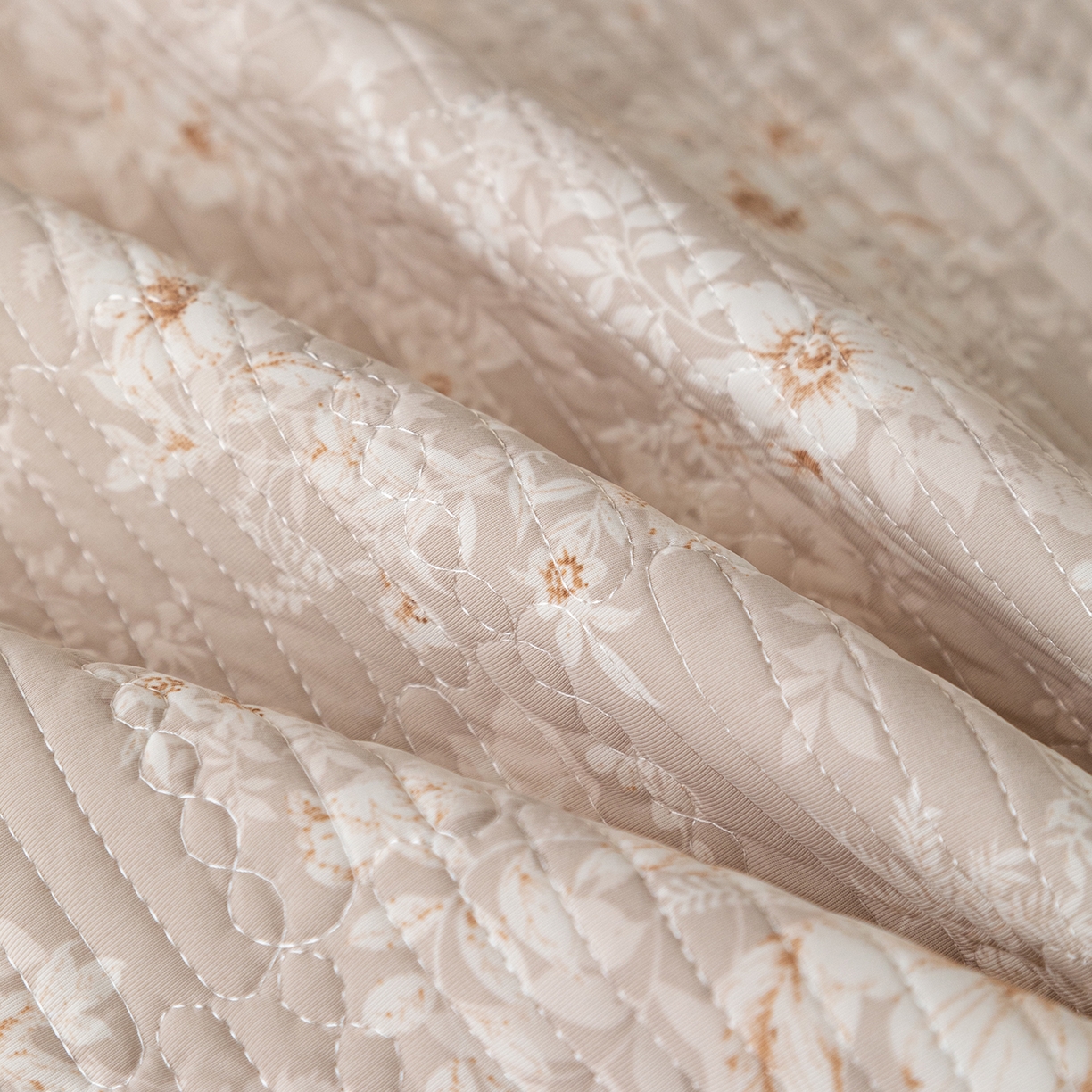 91家纺网 家纺一手货源 找家纺 源舜家纺 2026新款锦氨印花凉感床盖三件套 伊园