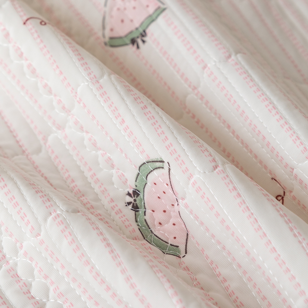 91家纺网 家纺一手货源 找家纺 源舜家纺 2026新款锦氨印花凉感床盖三件套 芝士草莓