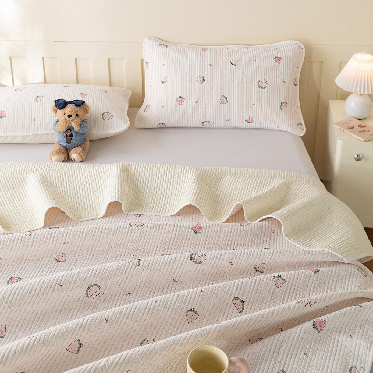 91家纺网 家纺一手货源 找家纺 源舜家纺 2026新款锦氨印花凉感床盖三件套 芝士草莓