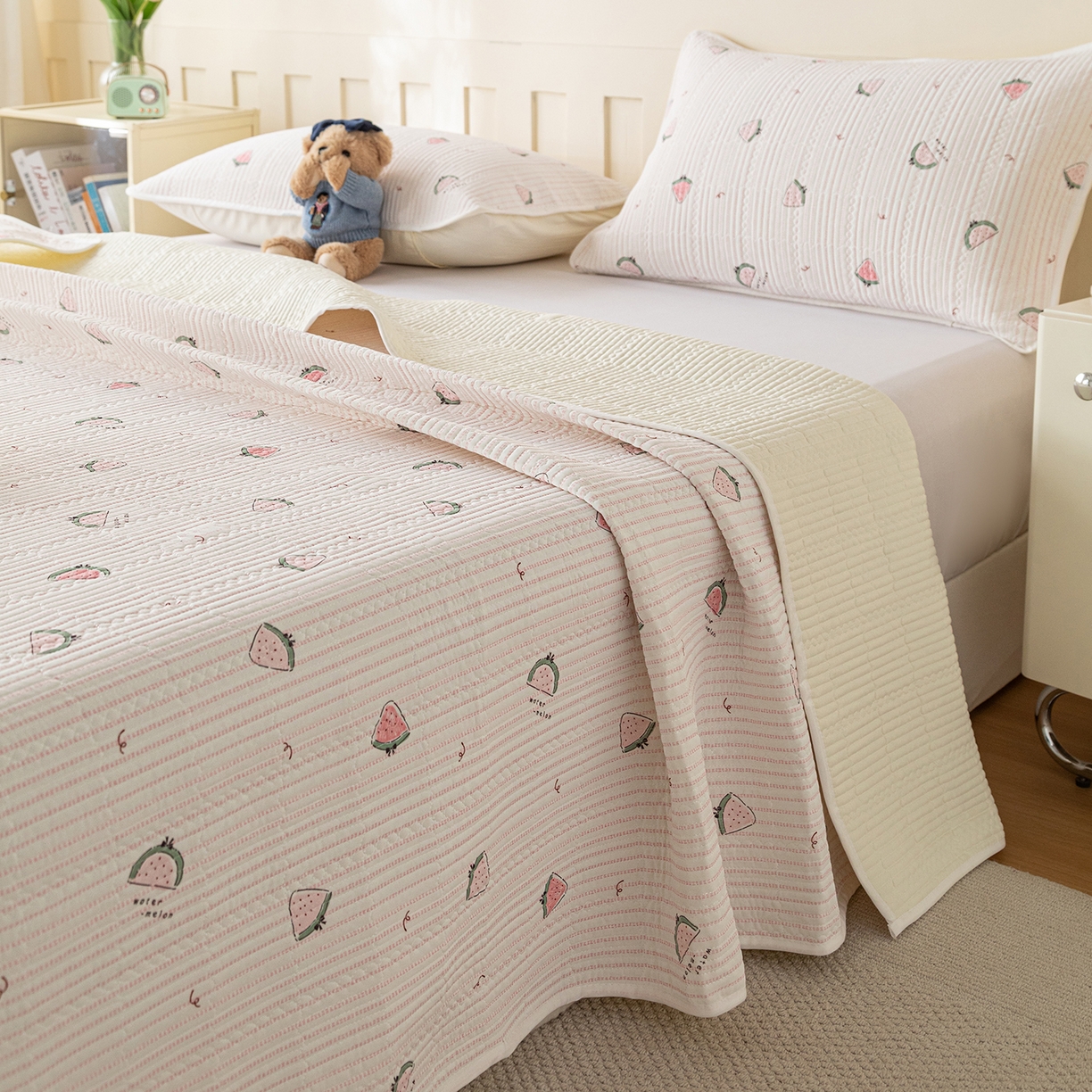 91家纺网 家纺一手货源 找家纺 源舜家纺 2026新款锦氨印花凉感床盖三件套 芝士草莓