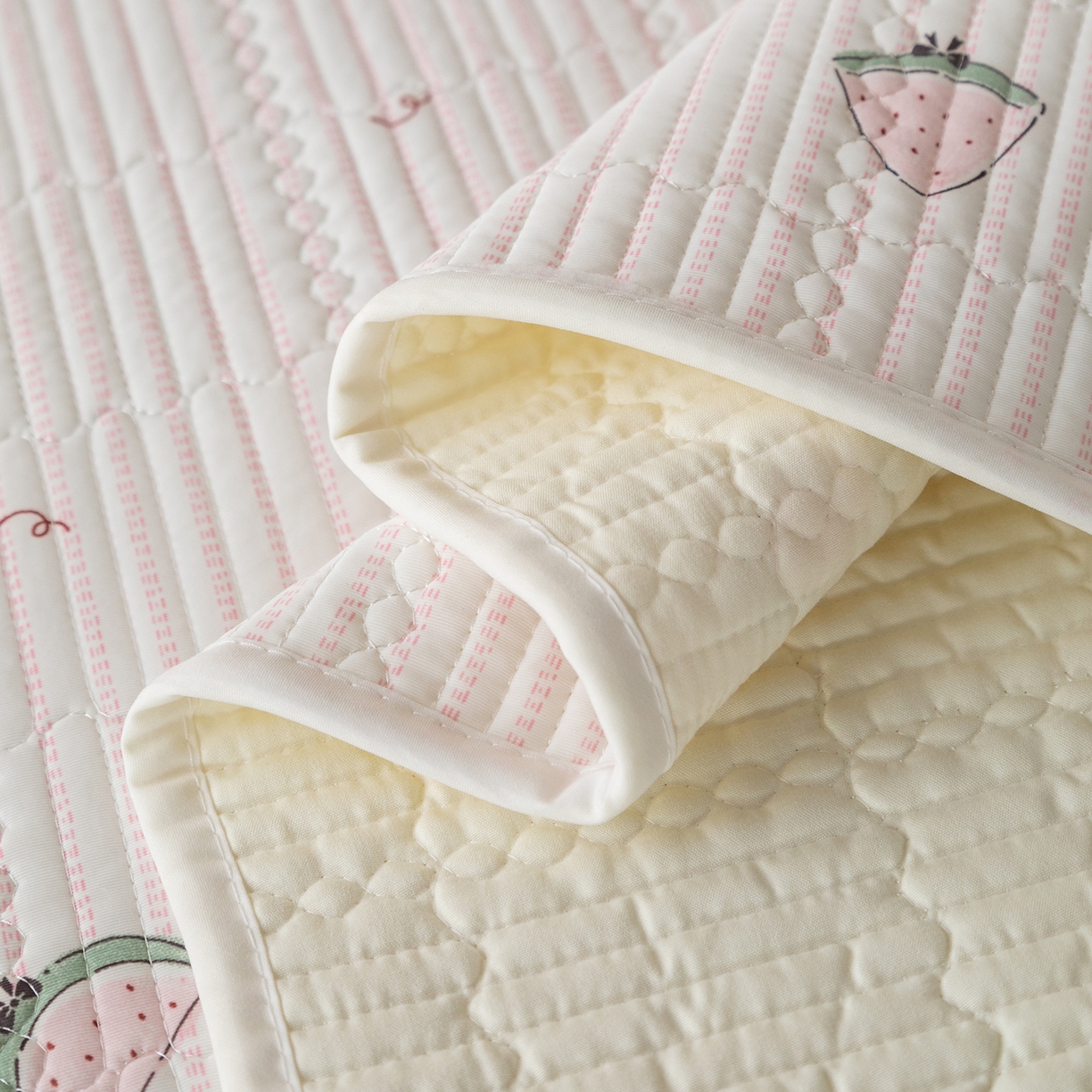 91家纺网 家纺一手货源 找家纺 源舜家纺 2026新款锦氨印花凉感床盖三件套 芝士草莓