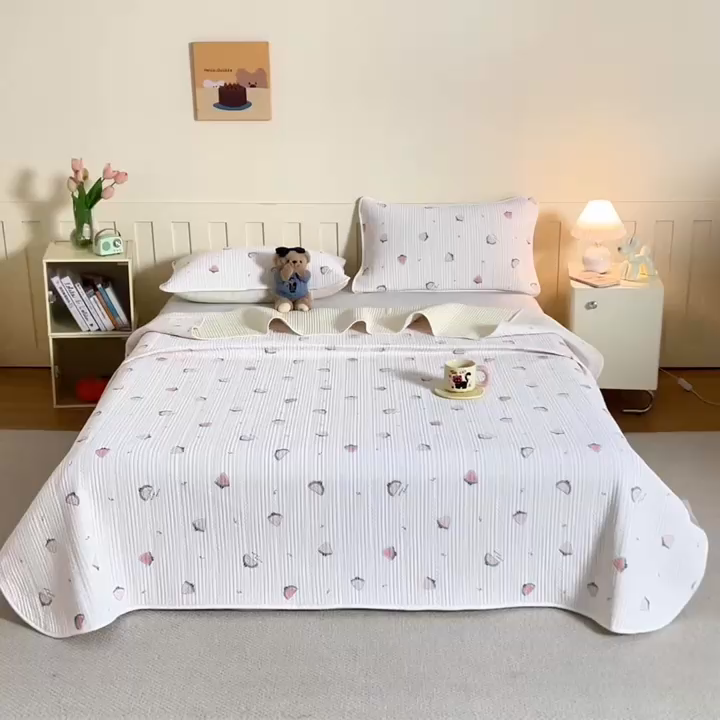 91家纺网 家纺一手货源 找家纺 源舜家纺 2026新款锦氨印花凉感床盖三件套 芝士草莓