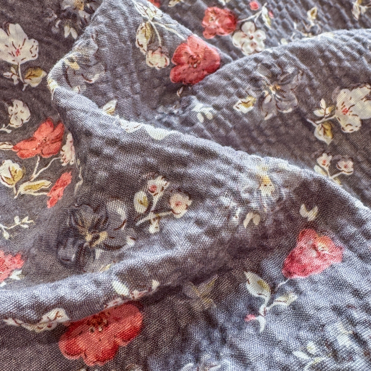 91家纺网 家纺一手货源 找家纺 慕澄家纺 2026新款泡芙棉贝壳边印花夏被四件套 夏被-午夜花园