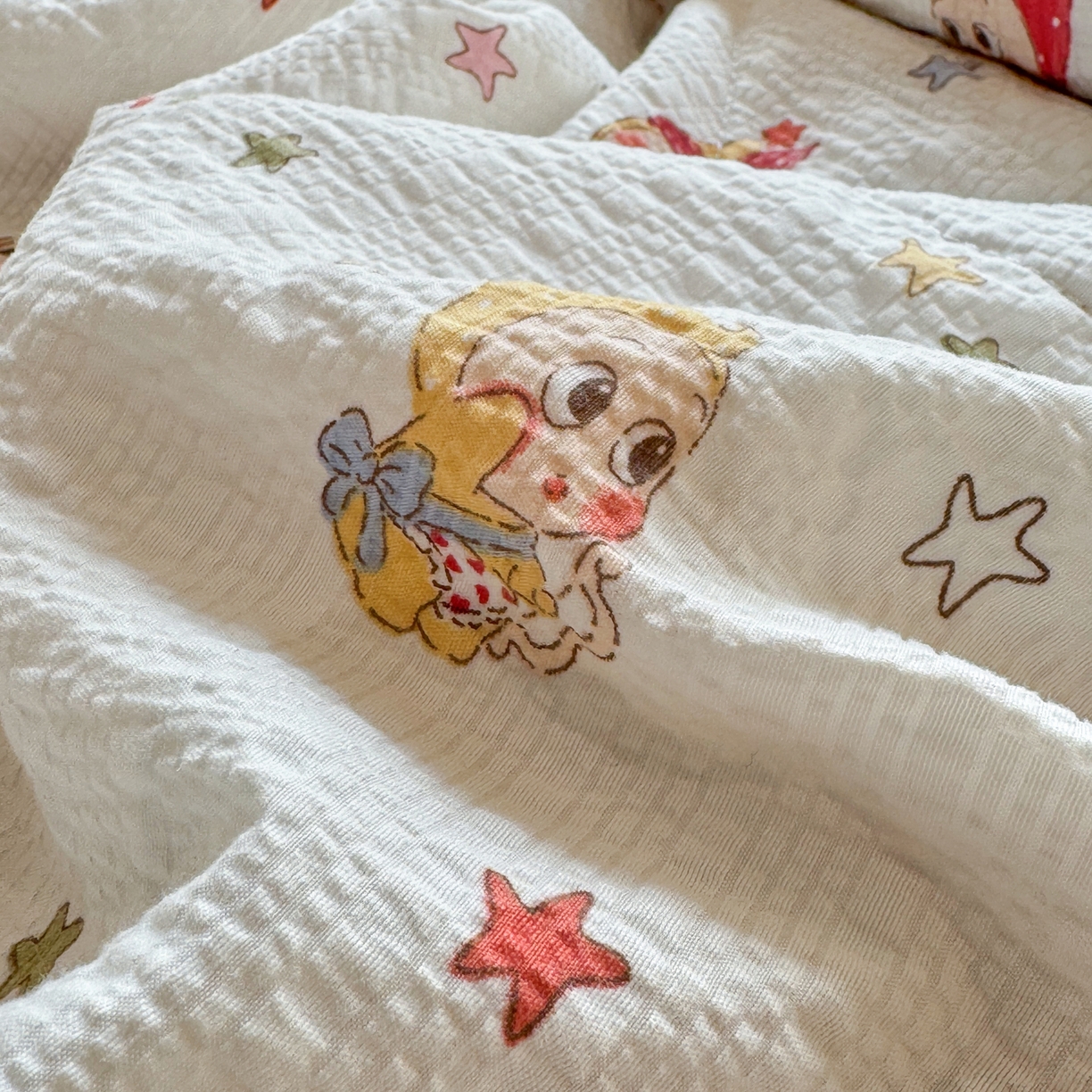 91家纺网 家纺一手货源 找家纺 慕澄家纺 2026新款泡芙棉贝壳边印花夏被四件套 夏被-星落小红帽