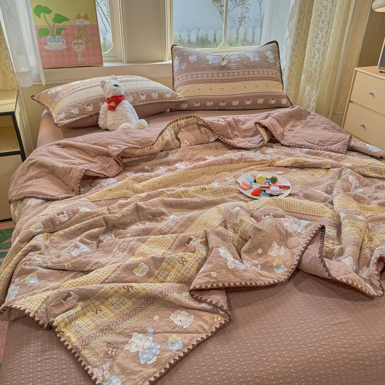 91家纺网 家纺一手货源 找家纺 慕澄家纺 2026新款泡芙棉贝壳边印花夏被四件套 夏被-椰棕猫软糖
