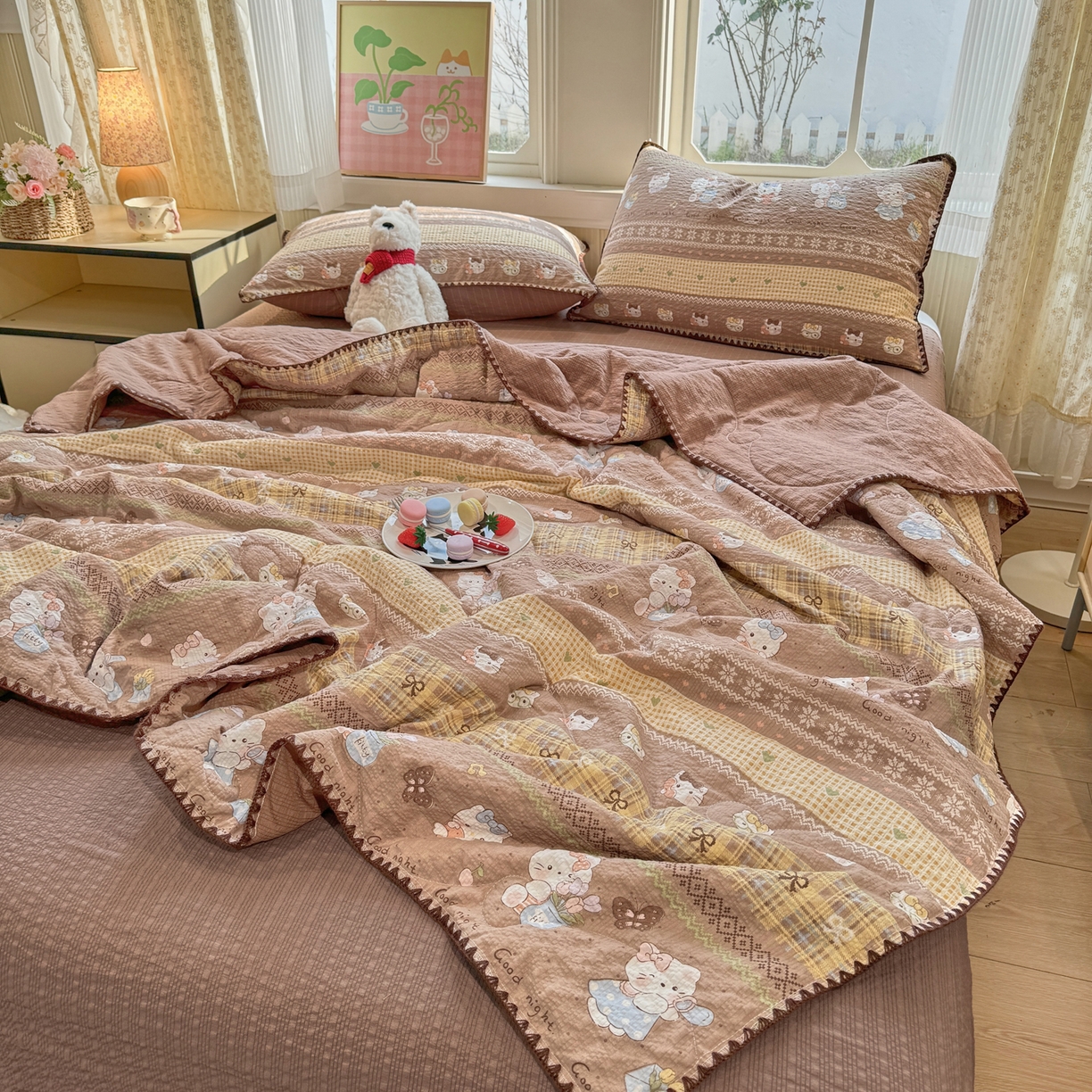 91家纺网 家纺一手货源 找家纺 慕澄家纺 2026新款泡芙棉贝壳边印花夏被四件套 夏被-椰棕猫软糖