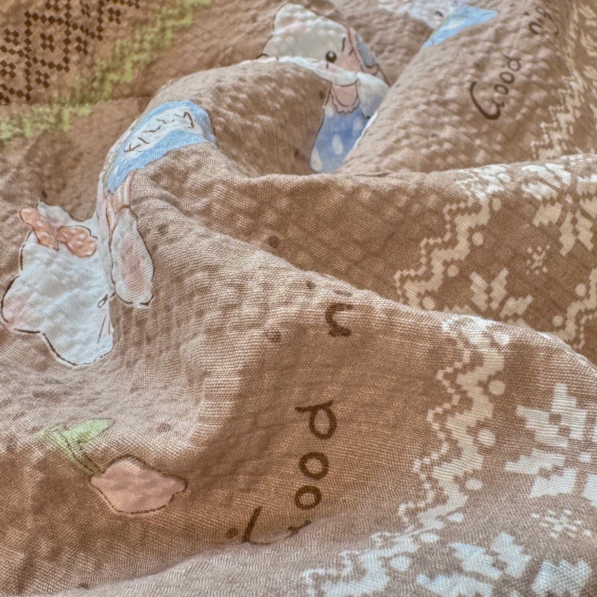 91家纺网 家纺一手货源 找家纺 慕澄家纺 2026新款泡芙棉贝壳边印花夏被四件套 夏被-椰棕猫软糖